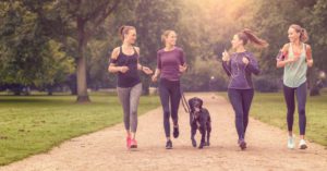 Corriendo con tu perro conocerás a mucha gente (Istock)