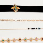 Set de 'chockers' y colgantes con forma de abeja de Stradivarius