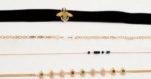 Set de 'chockers' y colgantes con forma de abeja de Stradivarius