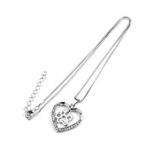 Colgante con forma de corazón con huella de perro de Amazon