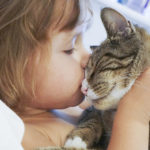 A pesar de su carácter, los gatos pueden hacer muy buenas migas con niños (iStock)