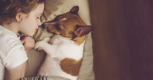 El perro es el mejor ambigo del hombre desde pequeño (iStock)