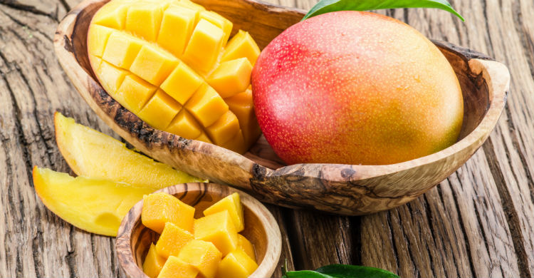 El mango es la fruta tropical que mejor comen los loros (Foto: iStock)