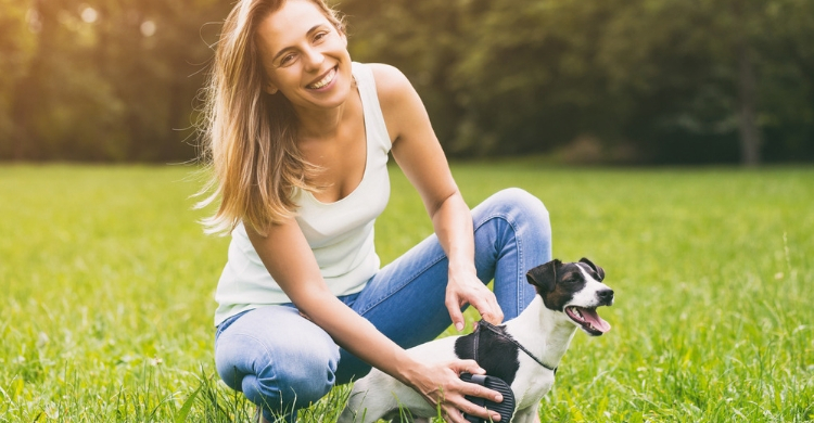 Un buen cepillado ayuda a que el pelo crezca fortalecido (Istock)