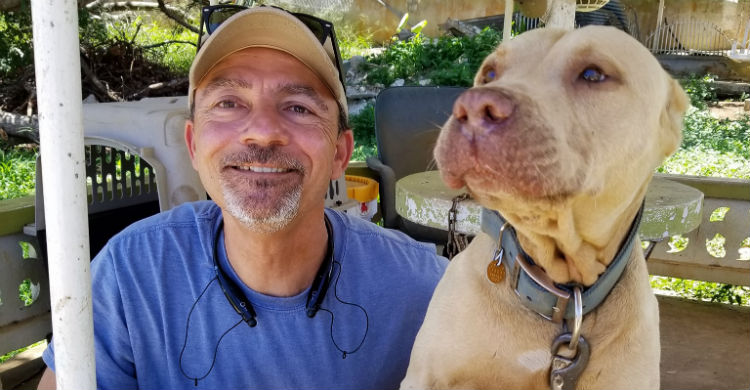 Tony Alsup con uno de los perros que rescató (Foto: Facebook)