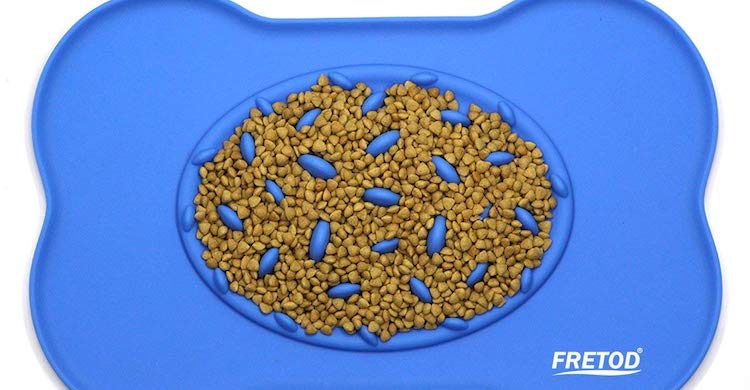 Este comedero con tapete incluido se recomienda para razas pequeñas (Amazon).