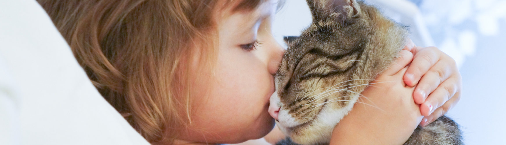 Es muy beneficioso para los niños criarse con animales en casa (iStock).