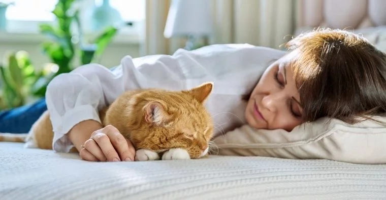 Lo que dice de ti dormir con tu mascota (Canva)